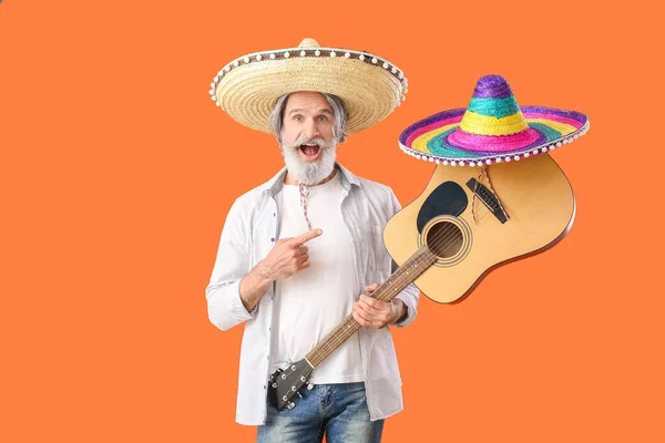 Senior Man Sombrero Hatt Pekar Gitarr Färg Bakgrund — Stockfoto