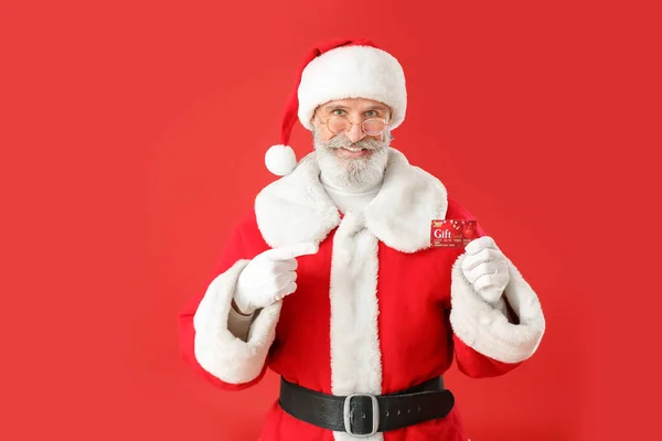サンタクロースとギフトカードの色の背景 — ストック写真