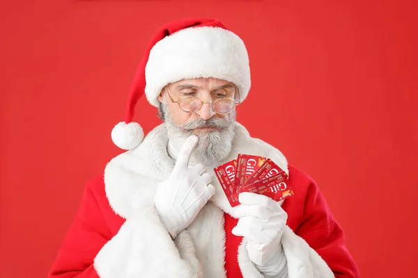 Pensando Santa Claus Con Tarjetas Regalo Fondo Color — Foto de Stock