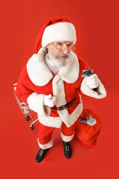 Santa Claus Con Tarjeta Regalo Sobre Fondo Color —  Fotos de Stock