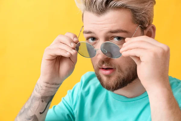Ung Man Med Snygga Solglasögon Färg Bakgrund — Stockfoto