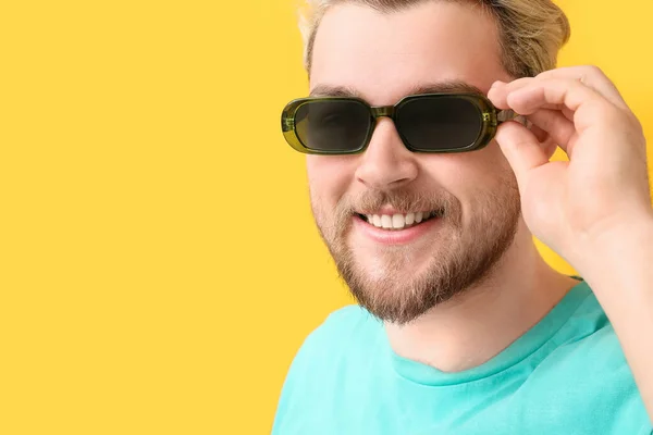 Giovane Uomo Con Occhiali Sole Alla Moda Sfondo Colore — Foto Stock