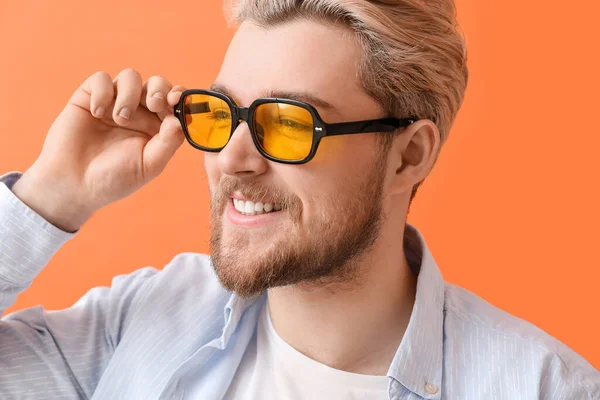 Hombre Joven Con Gafas Sol Con Estilo Fondo Color — Foto de Stock