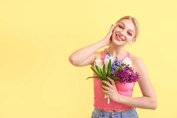 Vacker Ung Kvinna Med Hyacint Blommor Färg Bakgrund — Stockfoto