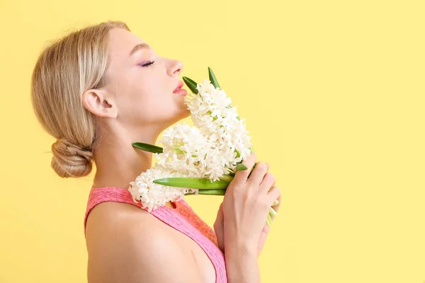 Vacker Ung Kvinna Med Hyacint Blommor Färg Bakgrund — Stockfoto