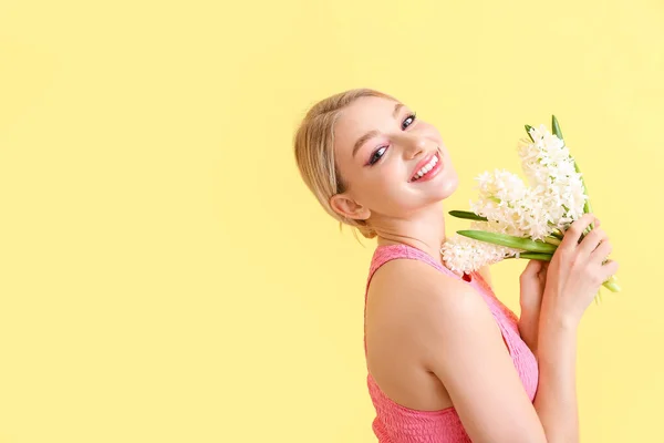 Vacker Ung Kvinna Med Hyacint Blommor Färg Bakgrund — Stockfoto