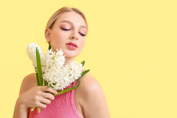 Vacker Ung Kvinna Med Hyacint Blommor Färg Bakgrund — Stockfoto