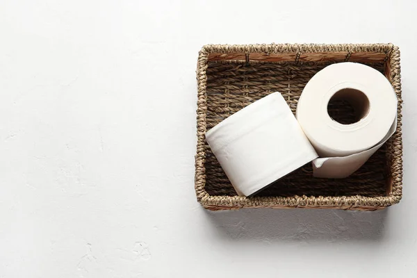 Weidenkorb Mit Rollen Toilettenpapier Auf Weißem Hintergrund — Stockfoto