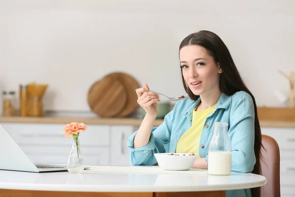 Wanita Muda Sarapan Rumah — Stok Foto