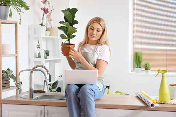 Female Gardener Laptop Home — Stock Photo, Image