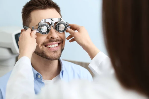 Man Visiting Ophthalmologist Clinic — Stock Photo, Image