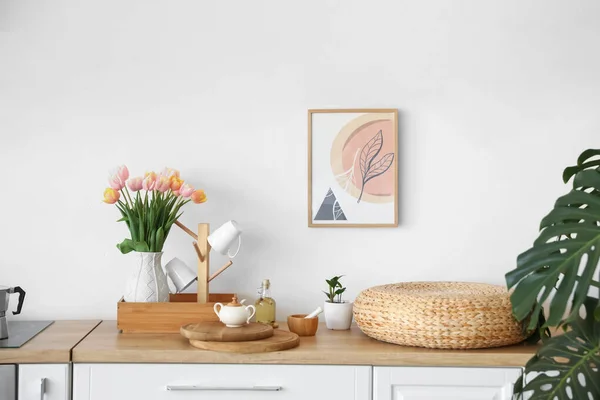 Strauß Schöner Tulpenblumen Auf Der Theke Der Küche — Stockfoto