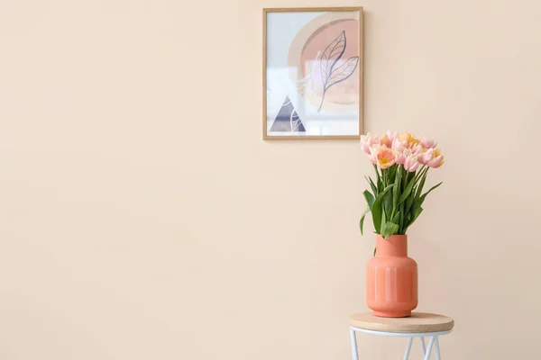 Букет Красивых Цветов Тюльпана Столе Рядом Цветной Стеной — стоковое фото