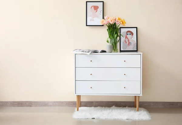 Bouquet Fleurs Tulipes Sur Commode Près Mur Couleur Dans Chambre — Photo