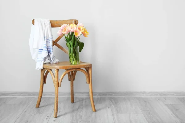 Beyaz Duvarın Yanındaki Sandalyede Güzel Lale Çiçekleri — Stok fotoğraf
