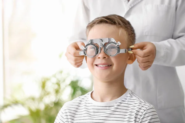 Menino Submetido Teste Ocular Clínica — Fotografia de Stock