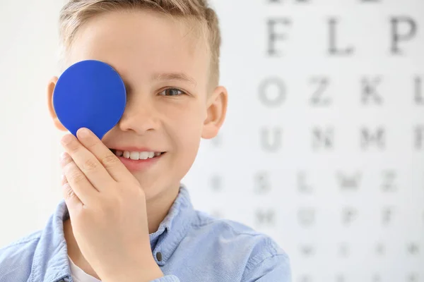 Malý Chlapec Podstupující Oční Test Klinice — Stock fotografie