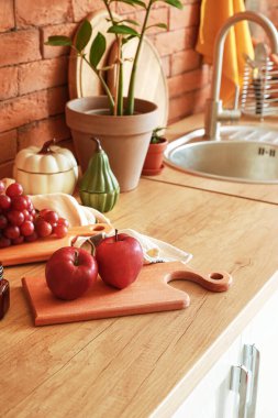 Mutfak masasında olgun elmalar var.