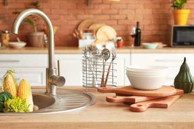 Mutfak masasında mutfak gereçleri