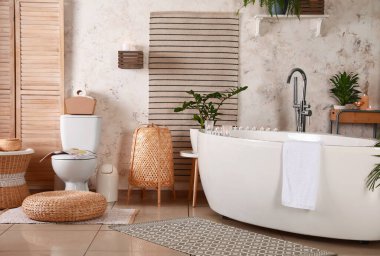 Modern banyonun içinde yanan mumlar var.