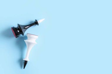 Renkli arkaplanda satranç taşları