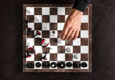 Koyu arkaplanda satranç oynayan adam