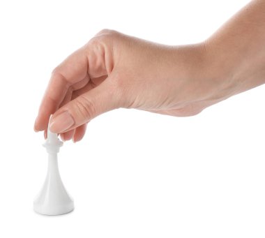 Beyaz arkaplanda satranç taşı olan kadın el.