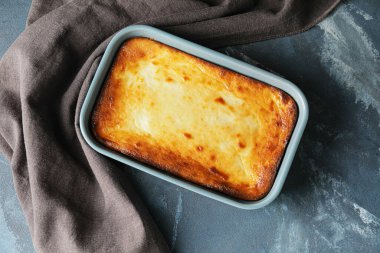 Renkli arkaplanda lezzetli süzme peynirli güveç.