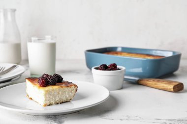 Tabakta süzme peynir güveci var.