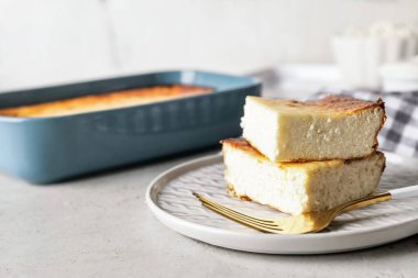 Tabakta süzme peynir güveci var.