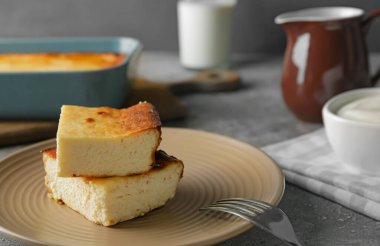 Tabakta süzme peynir güveci var.