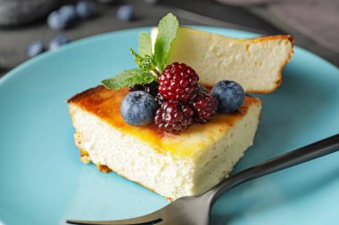 Tabakta lezzetli süzme peynir güveci parçaları.