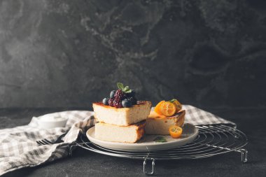 Tabakta süzme peynir güveci var.