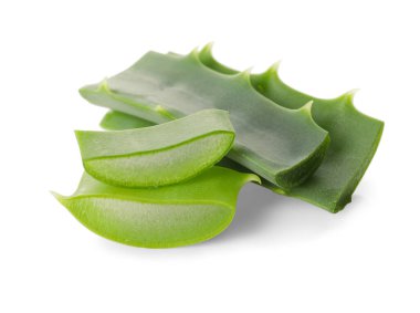 Beyaz arkaplanda taze kesilmiş aloe
