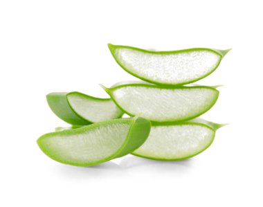 Beyaz arkaplanda taze kesilmiş aloe