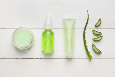 Hafif ahşap zemin üzerinde aloe olan kozmetik ürünleri