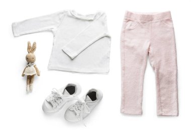 Beyaz arkaplanda bir takım çocuk kıyafetleri