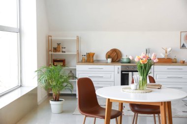 Mutfaktaki masada bir buket güzel lale çiçeği.