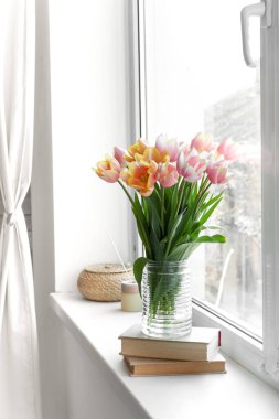 Pencere kenarında bir buket güzel lale çiçeği