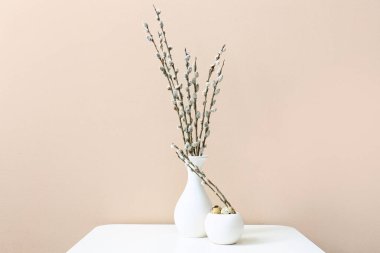 Söğüt dallı vazo ve bıldırcın yumurtalı kase.