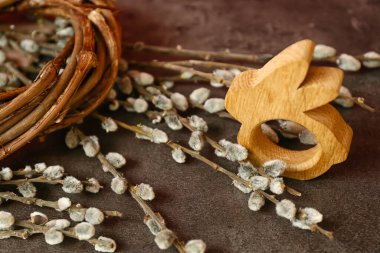 Söğüt dalları ve ahşap tavşancık karanlık masada