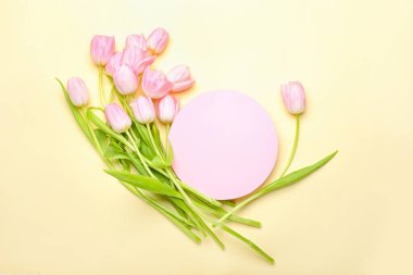 Boş kart ve renkli arkaplanda güzel lale çiçekleri