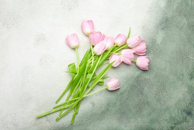 Renkli arkaplanda güzel lale çiçekleri