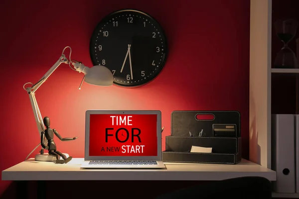 Text Time New Start Auf Dem Bildschirm Des Laptops Arbeitsplatz — Stockfoto