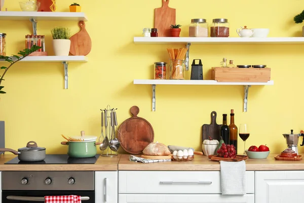현대식 주방에서 식기류 제품을 위에서 조리하는 — 스톡 사진