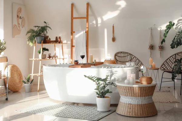 Stílusos Belső Modern Fürdőszoba Égő Gyertyákkal Szobanövényekkel — Stock Fotó