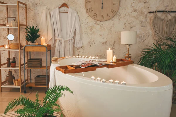 Elegante Interior Baño Moderno Con Velas Encendidas —  Fotos de Stock