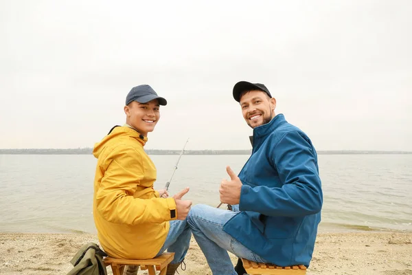 Glücklicher Vater Und Sohn Angeln Gemeinsam Auf Fluss — Stockfoto