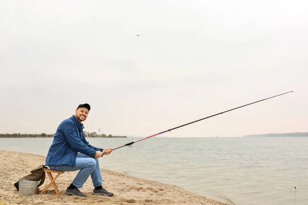 Человек Рыбачит Берегу Реки — стоковое фото