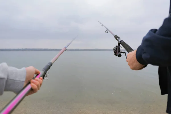 Baba Oğul Nehirde Birlikte Balık Tutuyorlar Yakın Plan — Stok fotoğraf